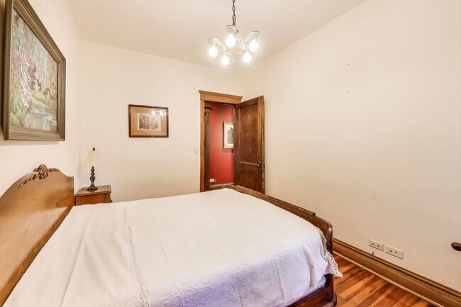 Building Photo - 4200 N Hermitage Ave