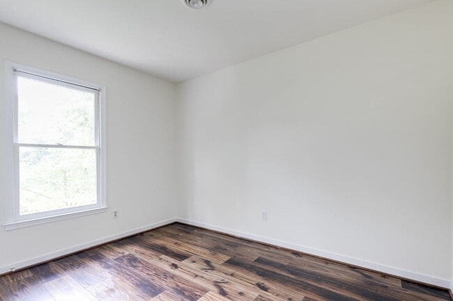 Building Photo - Beautiful 3 bedroom 2.5 bath in Woodlake