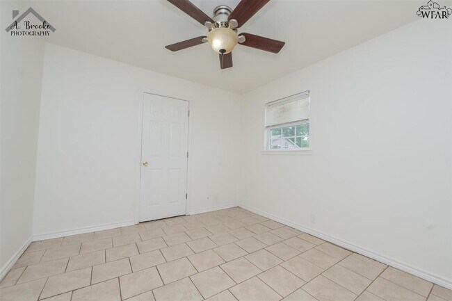 Building Photo - 410 W Pecan Ave