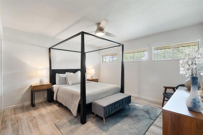 Building Photo - 113 Comet