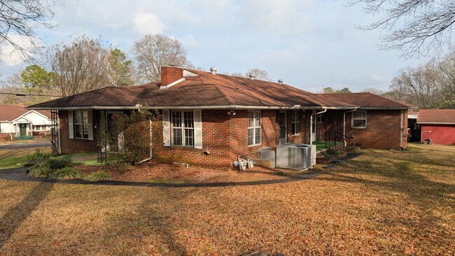 Building Photo - Cute 2BR House with Large Kitchen, Lots of Natural Light