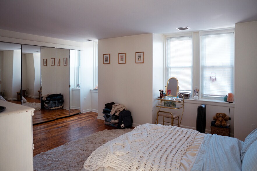 Building Photo - 625 S Negley Ave