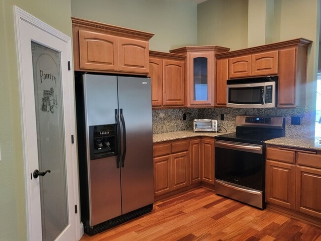 Building Photo - 3 bed 2 bathHome for Rent in Grants Pass
