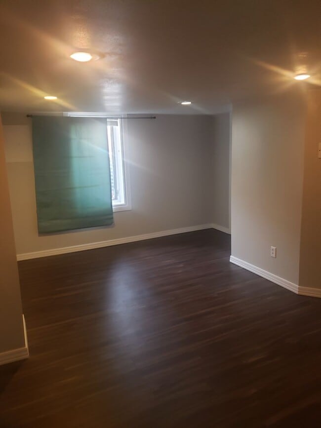 Building Photo - Cute 2 bedroom