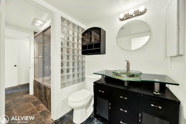 Building Photo - Golden Hill Gem: 2BR/1BA with Fireplace & ...