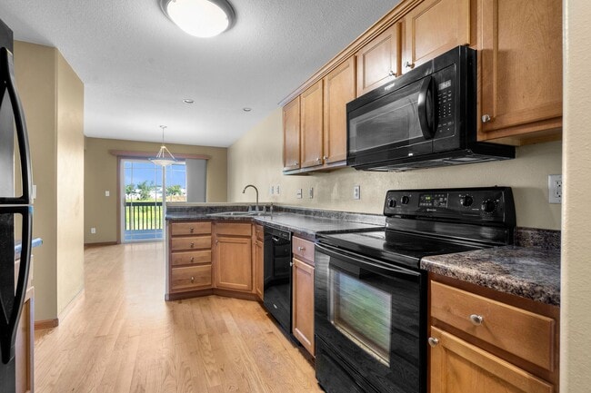 Building Photo - Beautiful End Unit Condo - 4 Bedrooms, Lin...