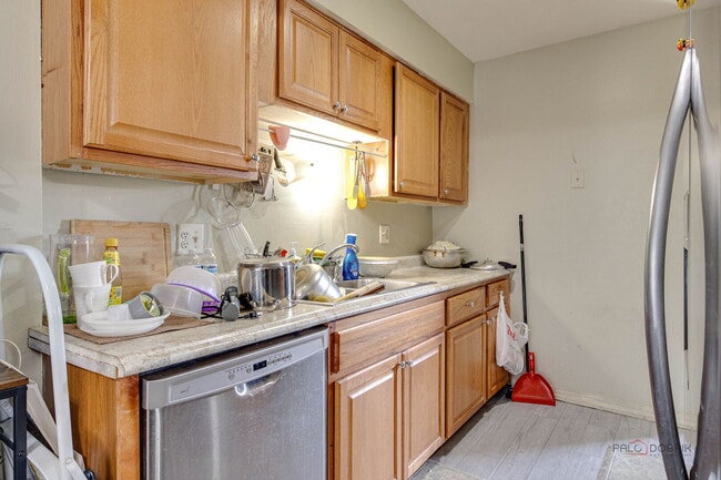 Building Photo - 1S134 Holyoke Ln