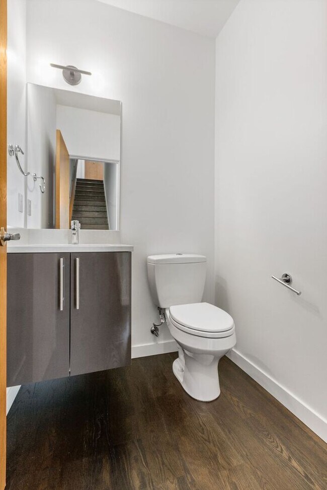 Building Photo - Stunning Modern Air-Conditioned in Coveted...