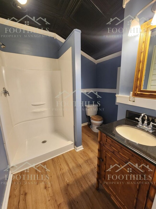 Building Photo - Charming Lake Cottage 2 Bedroom/2 Bath