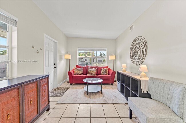 Building Photo - 1125 NE 5th Ave