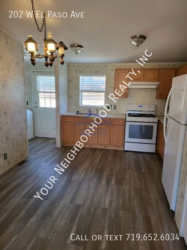 Building Photo - 202 W El Paso Ave
