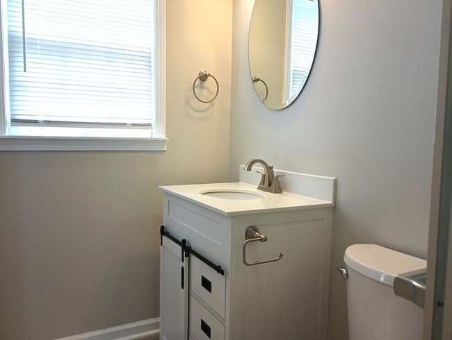 Building Photo - 4 Bedroom 3 Bath Coming Available!!