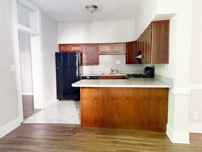 Building Photo - 28 E Powell Ave
