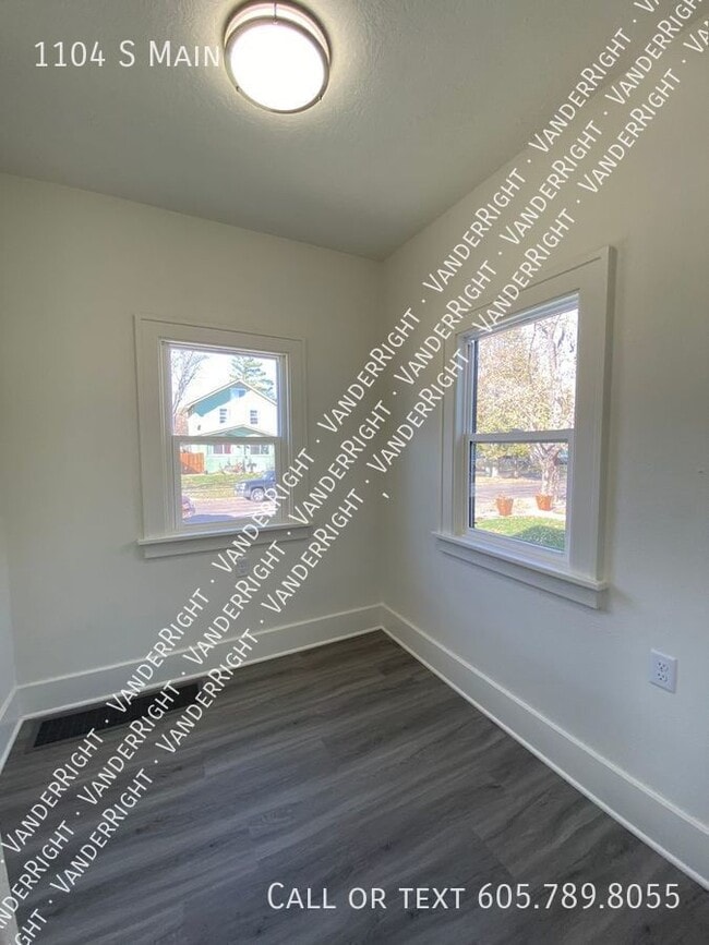 Building Photo - Charming 3 Bedroom House With Office & Fen...