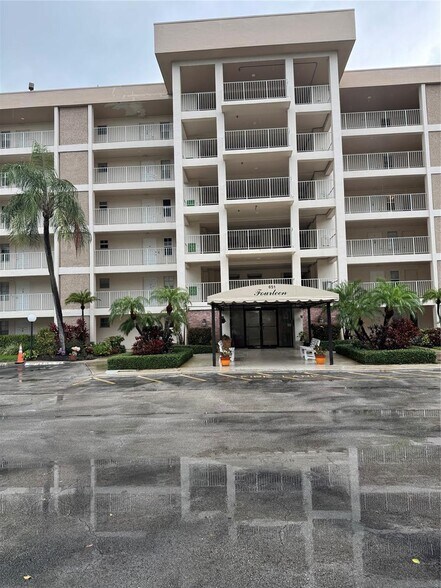 Building Photo - 2651 S Course Dr