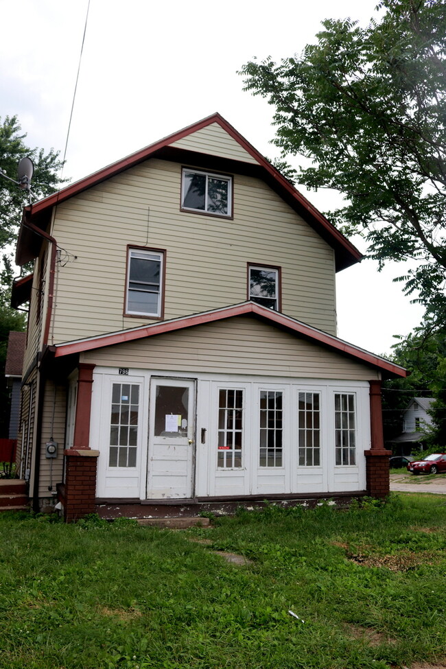 Building Photo - Quaint 4 bedroom, 2 bath home