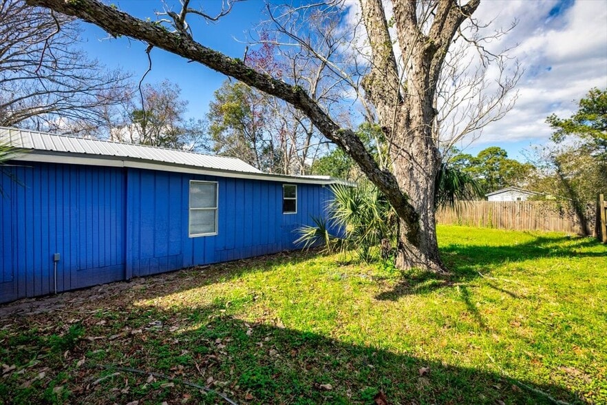 Building Photo - 531 New Berlin Rd