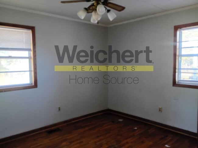 Building Photo - 3-Bed Home with Great Garage/Shop & Conven...