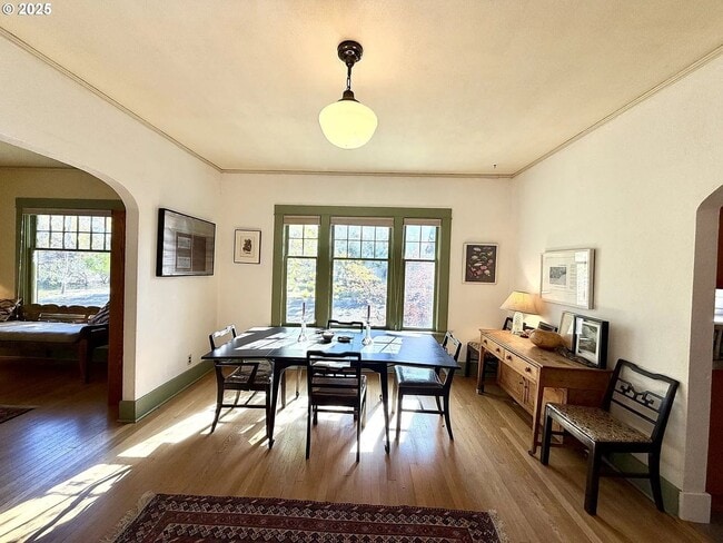 Building Photo - 1702 Cedar St