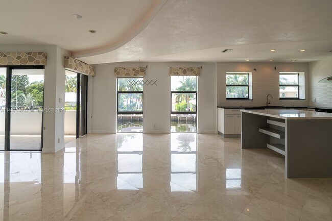 Building Photo - 76 Isle of Venice Dr