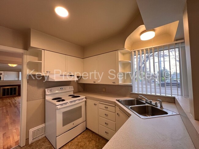 Building Photo - Charming Two Bedroom House near Downtown V...