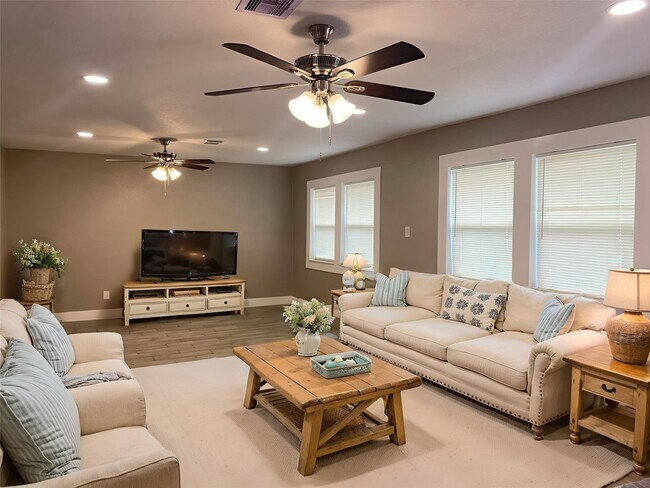 Building Photo - 231 Acker St