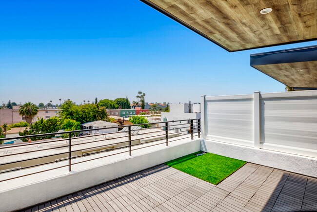 Building Photo - 10839 Kling St