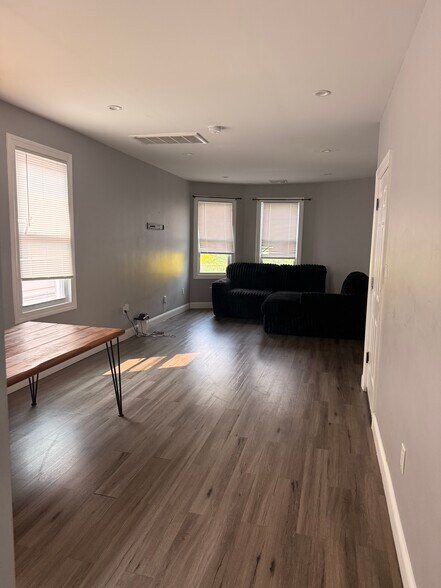 Building Photo - 1008 Boudinot Pl