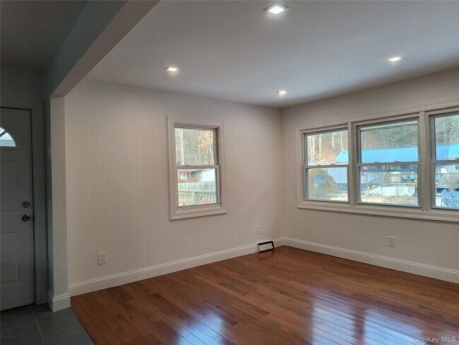 Building Photo - 28 Pine Tree Ln