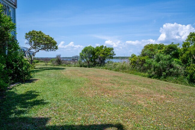 Building Photo - FURNISHED OFF-SEASON MONTHLY RENTAL-STARTING JANUARY 2026