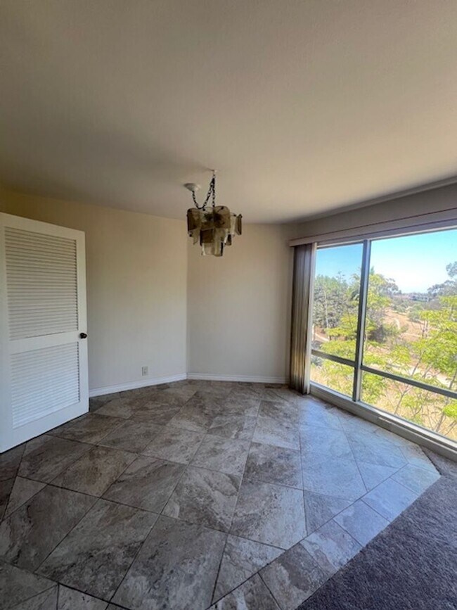 Building Photo - 3 Bedroom 2 Bath Condo in Beautiful La mes...
