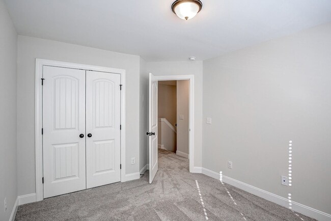 Building Photo - Updated Townhome with 1 Car Garage - close to Southpoint!