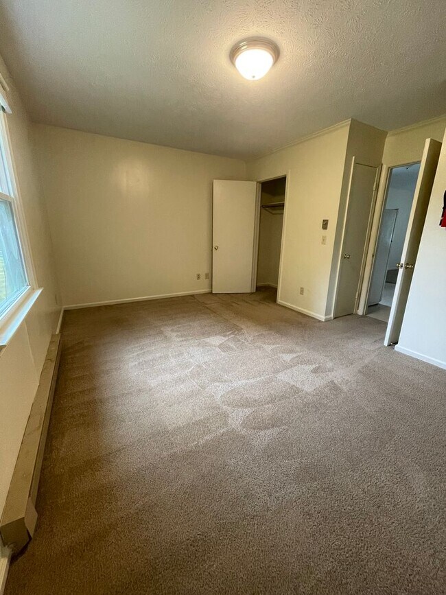 Building Photo - One Bedroom Apartment