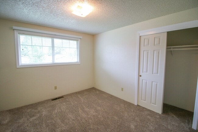 Building Photo - Pet friendly Jacksonville Home!!!