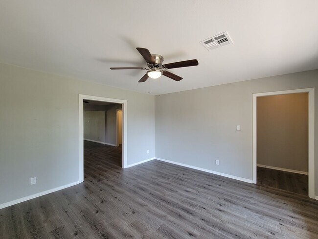 Building Photo - 3919 Hickok Ln