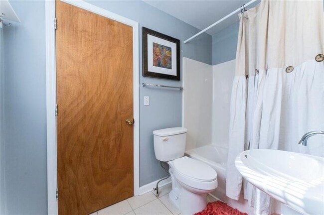 Building Photo - 547 Westmeath Dr SW