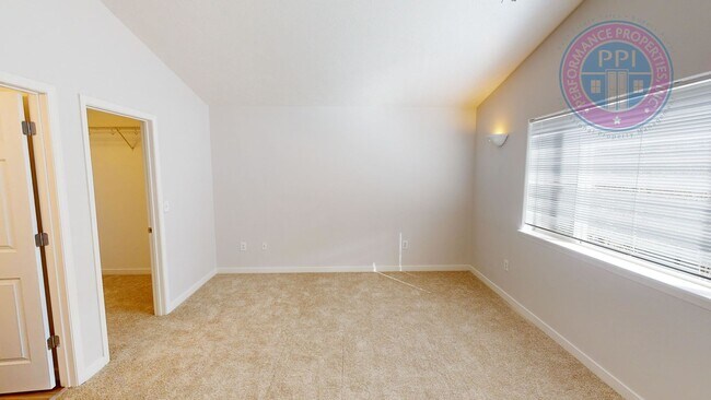 Building Photo - Two Level Cascadia Village Home- Great Flo...