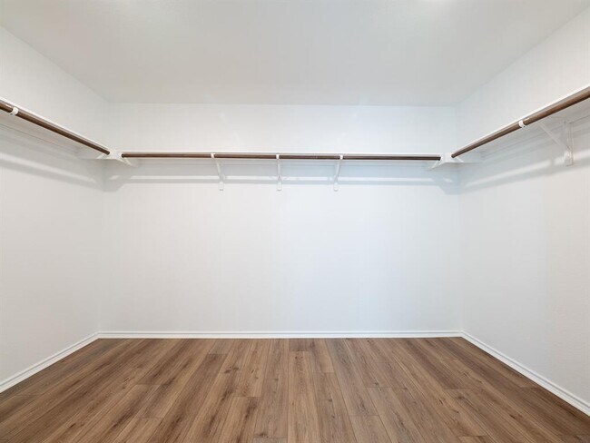 Building Photo - 702 Silver Springs Bend