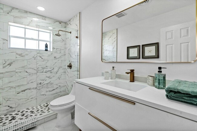 Building Photo - 5221 NE 26th Ave