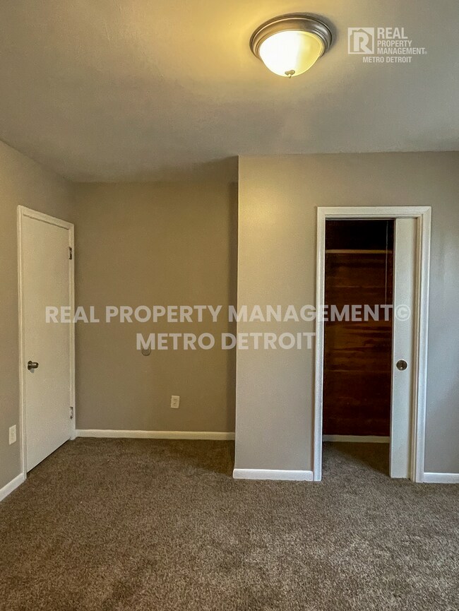 Building Photo - UPDATED TRADITIONAL COLONIAL