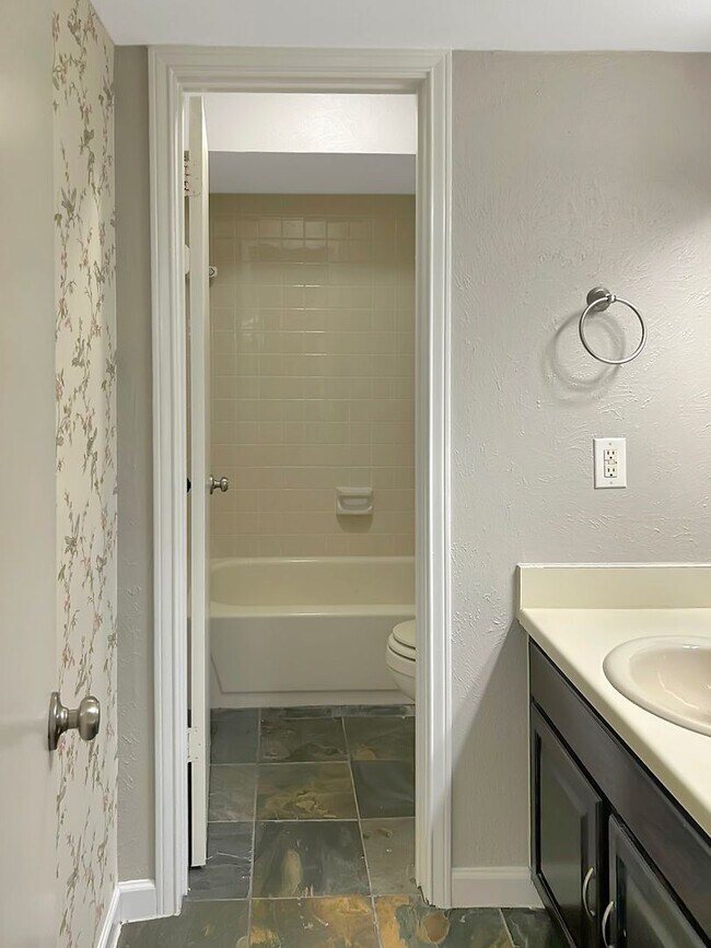 Building Photo - 2-Bed, 2-Bath Townhome with Flexible Floor...