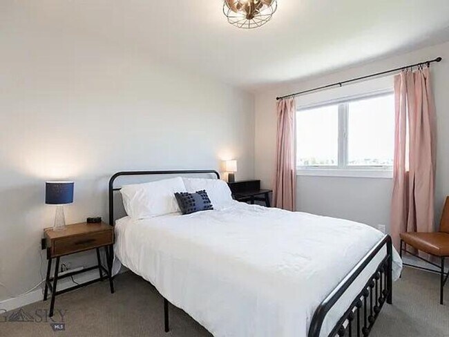 Building Photo - 3 Bd / 2.5 Bath Townhome Furnished or Unfurnished