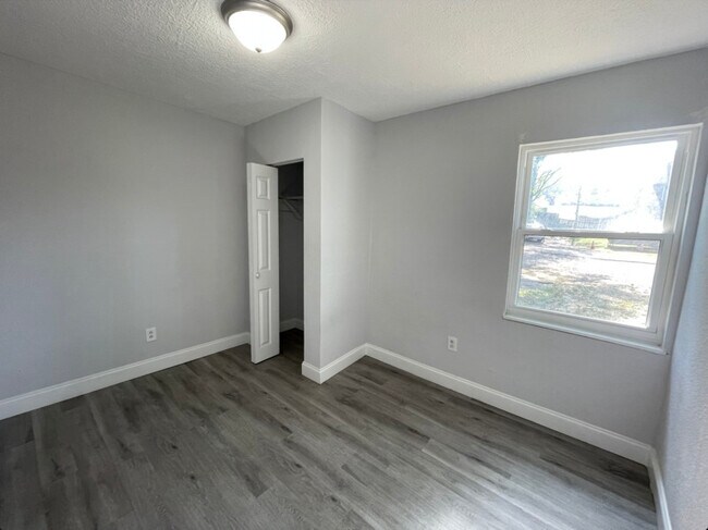 Building Photo - 1408 Iredell Ave