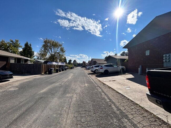 Building Photo - Spacious 2Br/1.5Ba End-Unit Townhome with Carport & Extra Storage