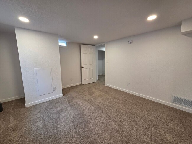 Building Photo - W 2nd St 1408-1410