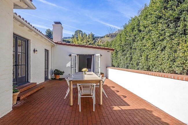 Building Photo - 1720 Coldwater Canyon Dr