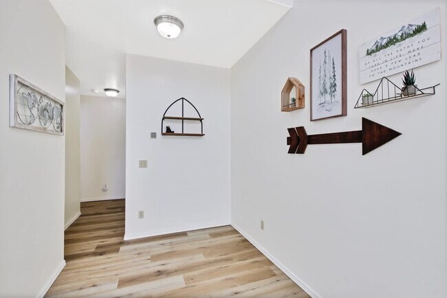 Building Photo - 1496 Pine Ridge Dr