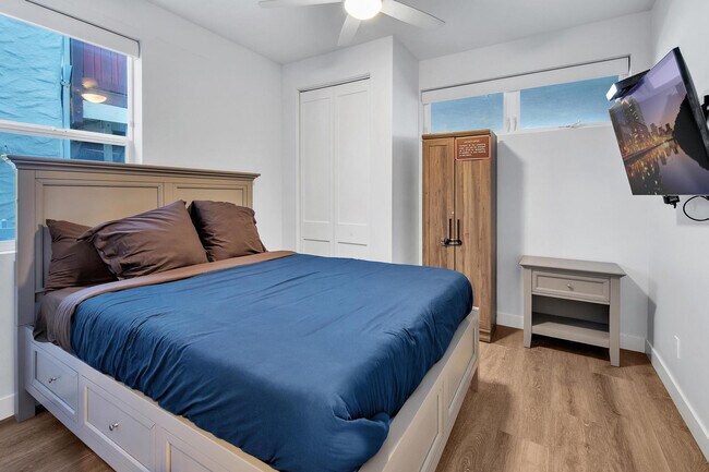 Building Photo - 717-21 Island Ct