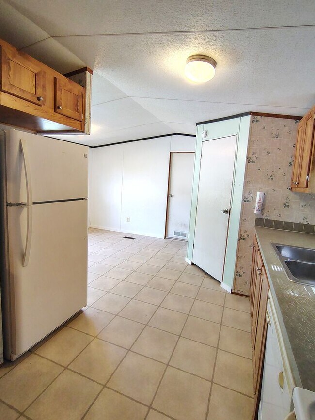 Building Photo - 225 Community Dr