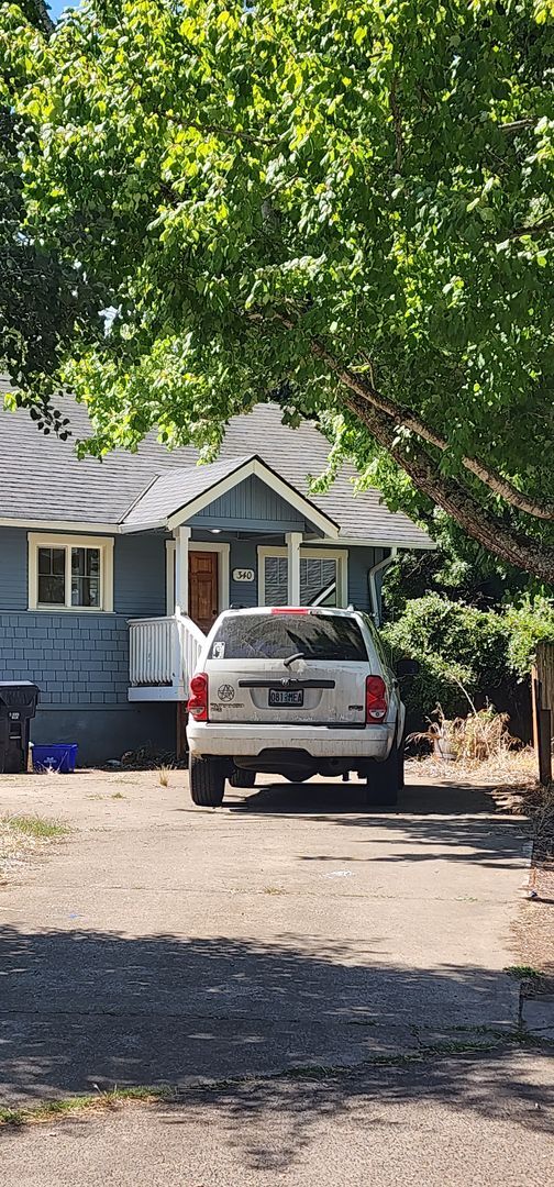 Primary Photo - Charming home on quaint cul-de-sac!